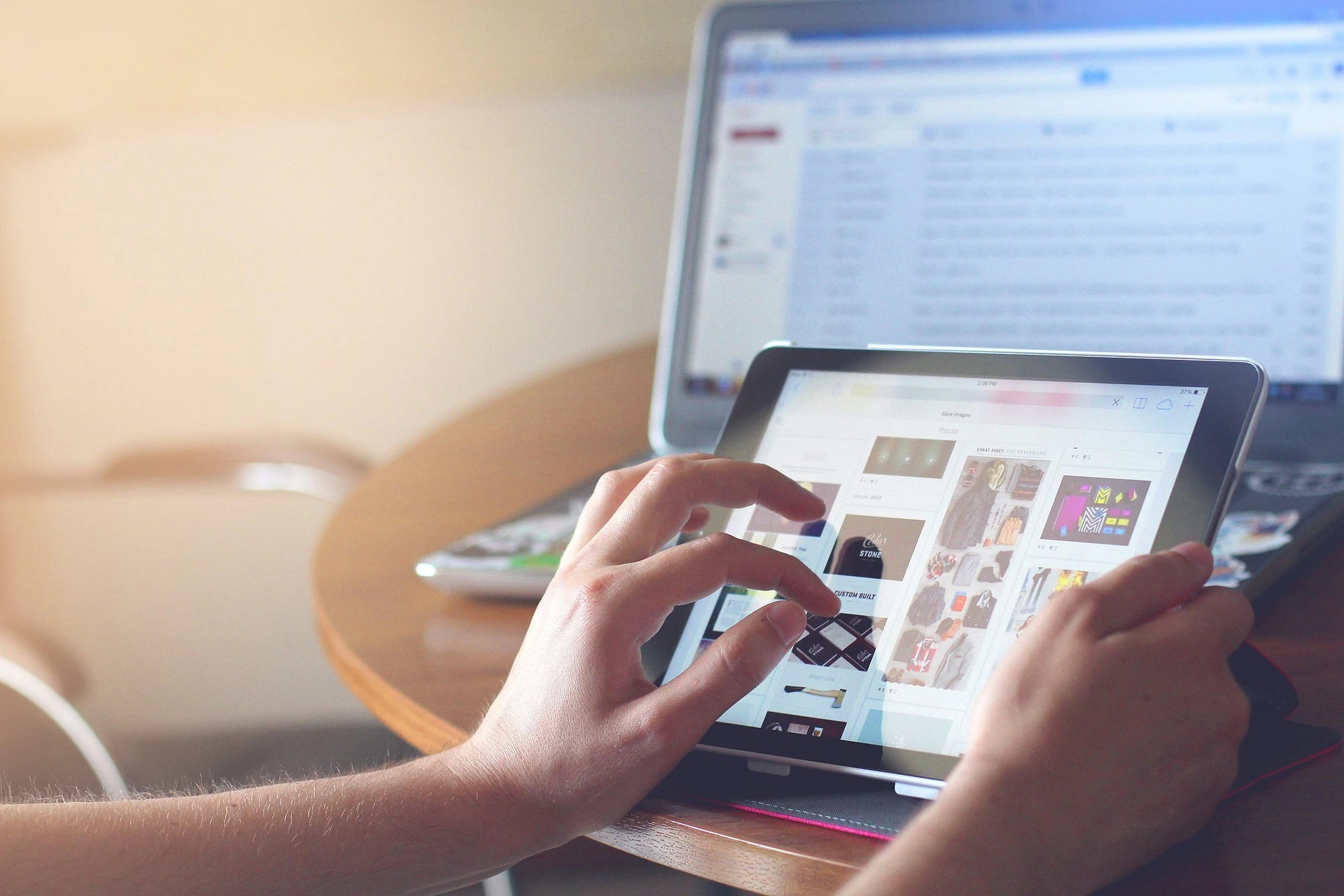 Cliente revisando referencias de diseño en una tablet para cotizar su proyecto digital